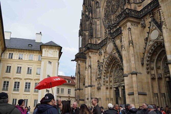 Prague Castle Walking Tour (Tip-based tour) - Second Courtyard: Diplomats, Leopold’s Fountain, and the Presidential Flag
