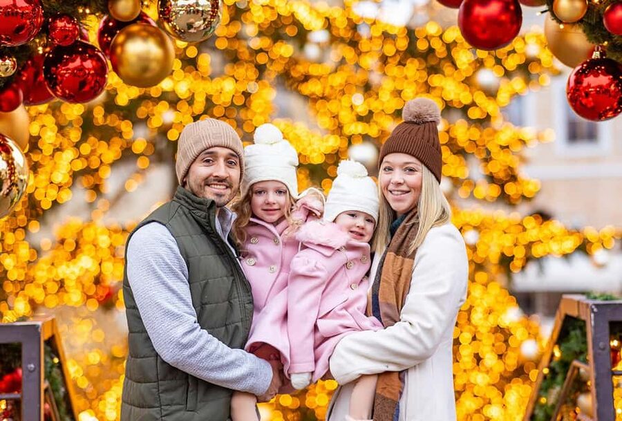 Prague: Christmas/Easter Markets Tour with Photoshoot - Starting in Old Town Square with Leah and a clear plan