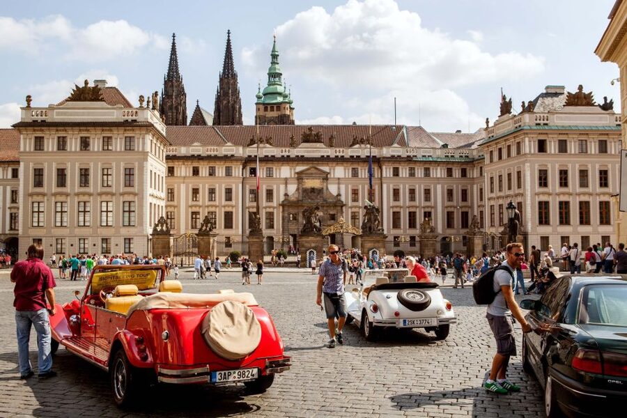 Prague City 3-Hour Tour with Changing of the Guard - Lobkowicz Palace Coffee Stop: A Short Reset in a Historic Setting