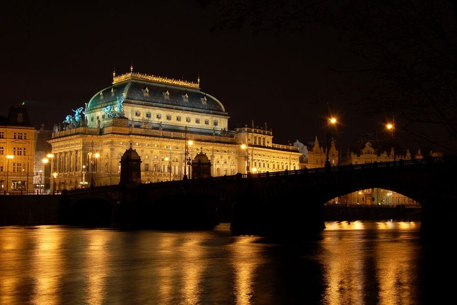 Prague: City Tour and Dinner Cruise with Hotel Pickup - Your 4-Hour Plan: Minibus Orientation Then a Vltava Dinner Cruise