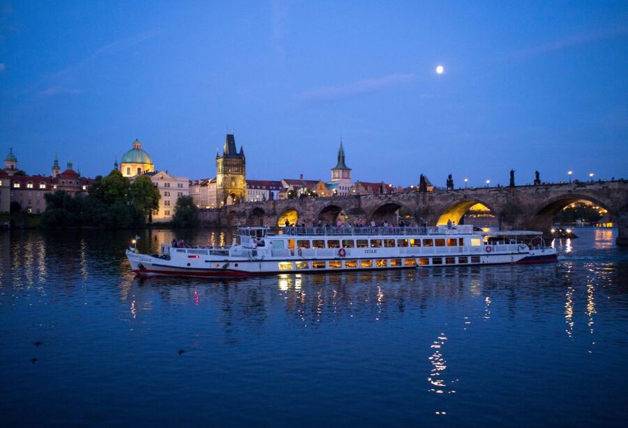 Prague: City Tour and Dinner Cruise with Hotel Pickup - Cruise Sights in Order: Prague Castle to Vysehrad and Dancing House