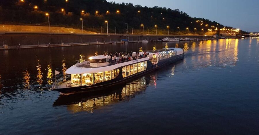 Prague: City Tour and Dinner Cruise with Hotel Pickup - Hotel Pickup and Boat Timing: How to Keep the Evening Stress-Free
