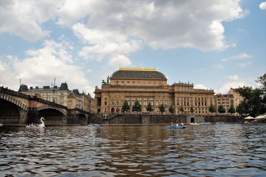 Prague Complete Tour in Spanish & Lunch, Tickets - Prague Castle: interiors, exteriors, and the Crown Jewels experience