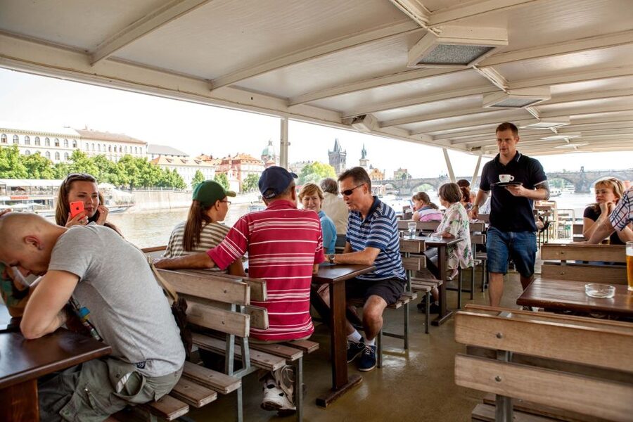 Prague Cruise: 1-Hour on the River Vltava - Audio Guide in Four Languages: Smooth and Structured
