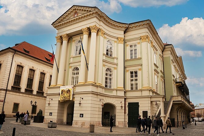 Prague Essential Tour Old Town and Jewish Quarter - Rudolfinum steps: a classic meeting point with a good opening