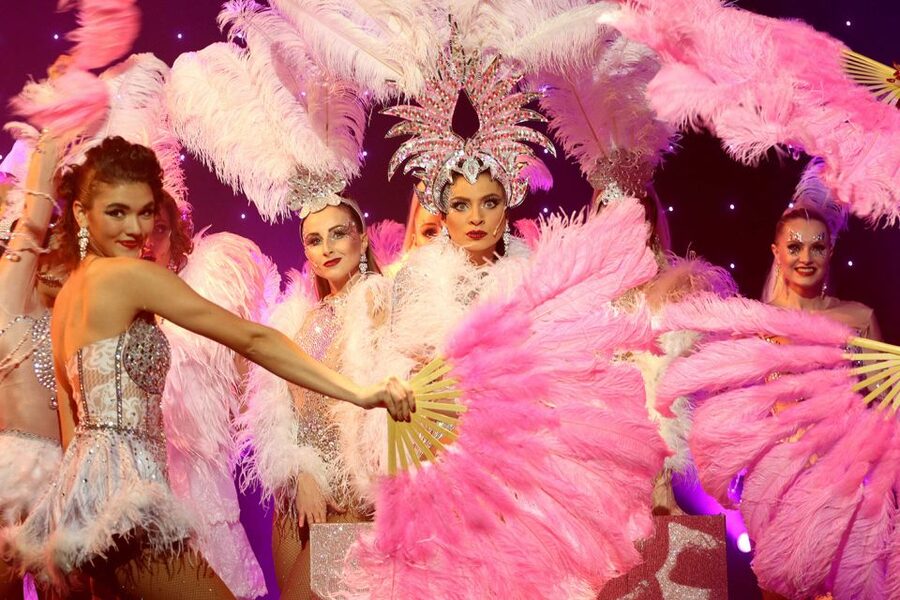Prague: Evening Czech Cabaret Show at the Hybernia Theater - Photos with showgirls and acrobats: a rare pre-show perk