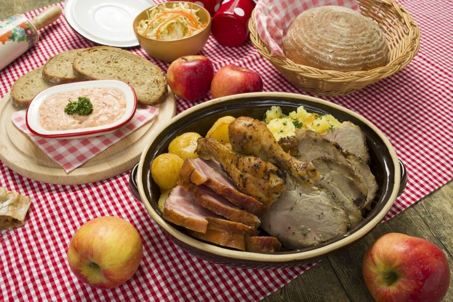 Prague: Folkloric Dinner Show with Unlimited Drinks - New Year’s Eve Option: Midnight Prosecco and Extra Eating Time