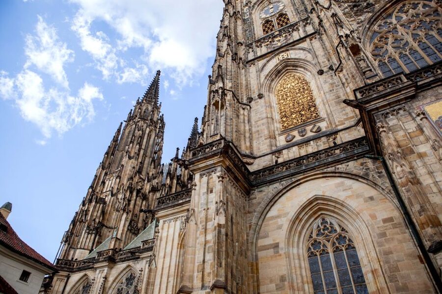 Prague: Full-Day Sightseeing Tour with Cruise and Lunch - Price and who this $68, 7-hour loop is for