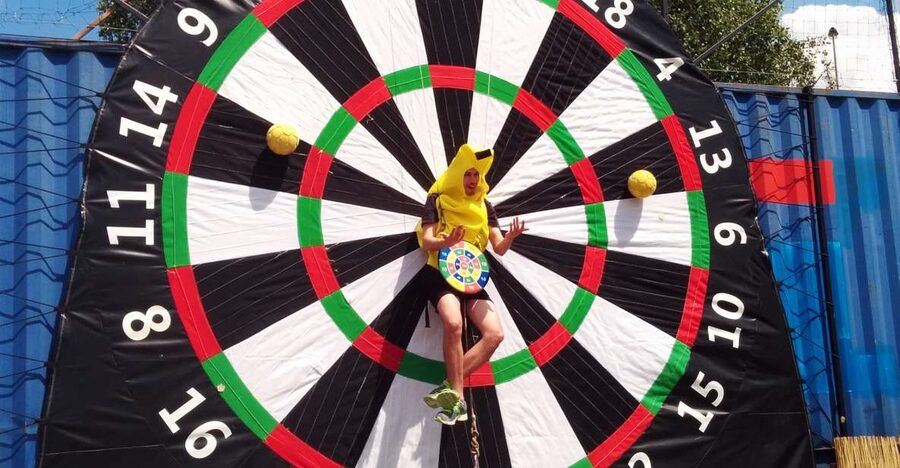 Prague : Giant Foot Darts and Giant Beer Pong Game - Drinks, pacing, and what to plan around (especially food)