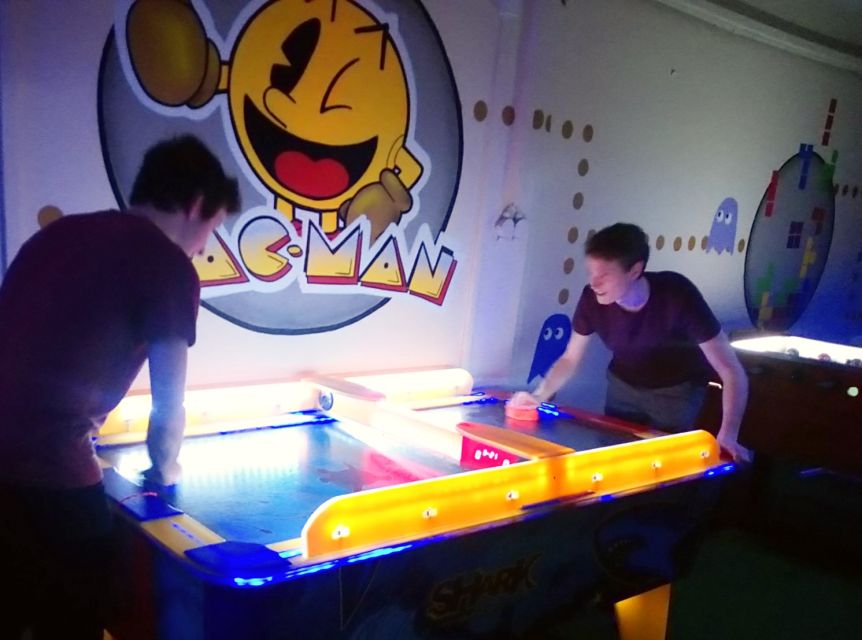 Prague: Glow Golf Mini Golf Game by UV Light - Timing your visit: meeting point, arrival window, and best use of an evening