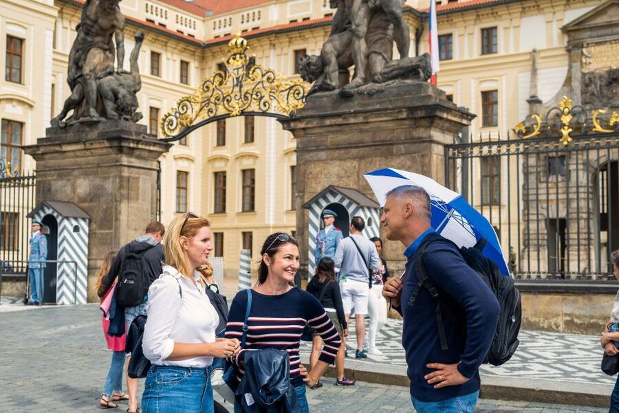 Prague Grand 2,5 hour + 2 hour exterior walking tour - Guide style: the difference between a walk and a story