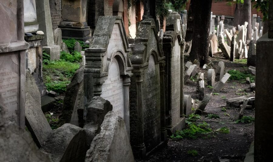 Prague: Guided Tour inside the Jewish Cemetery & Synagogues - Timing: What 150 Minutes Feels Like on Your Feet