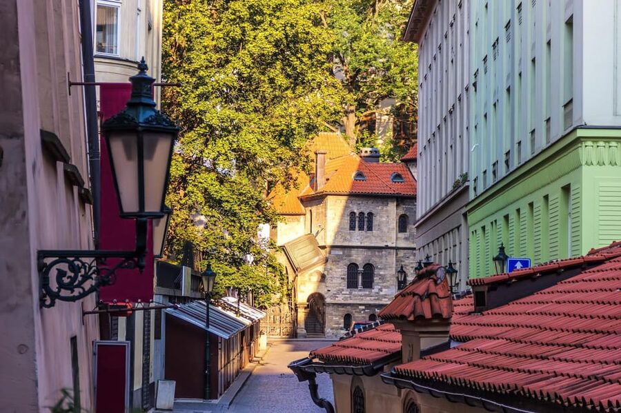 Prague: Jewish Quarter Half-Day Private Walking Tour - Meeting at the Kafka statue: where the tour starts to make sense