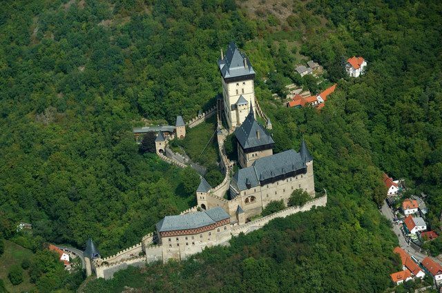 Prague: Karlštejn Castle Guided Tour with Entry Ticket - The hill approach: footwear and how to avoid sore legs