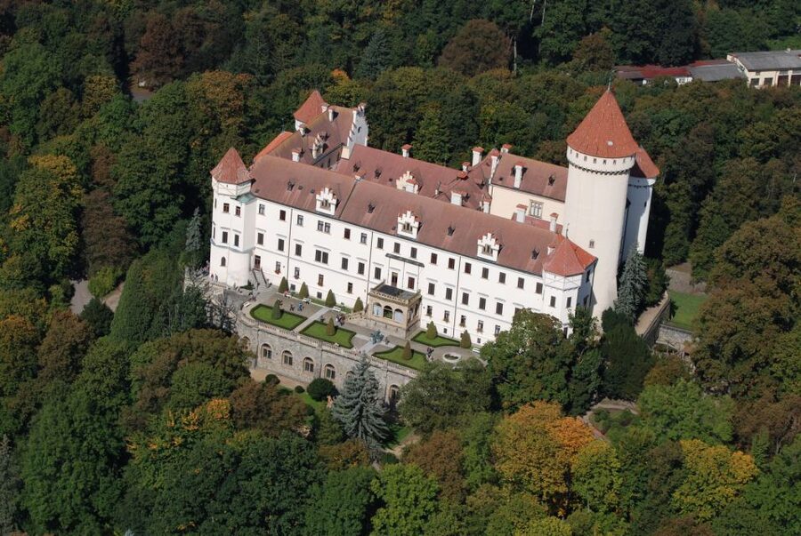 Prague: Karlštejn Castle Guided Tour with Entry Ticket - Getting there: pickup points and the 1-hour coach ride