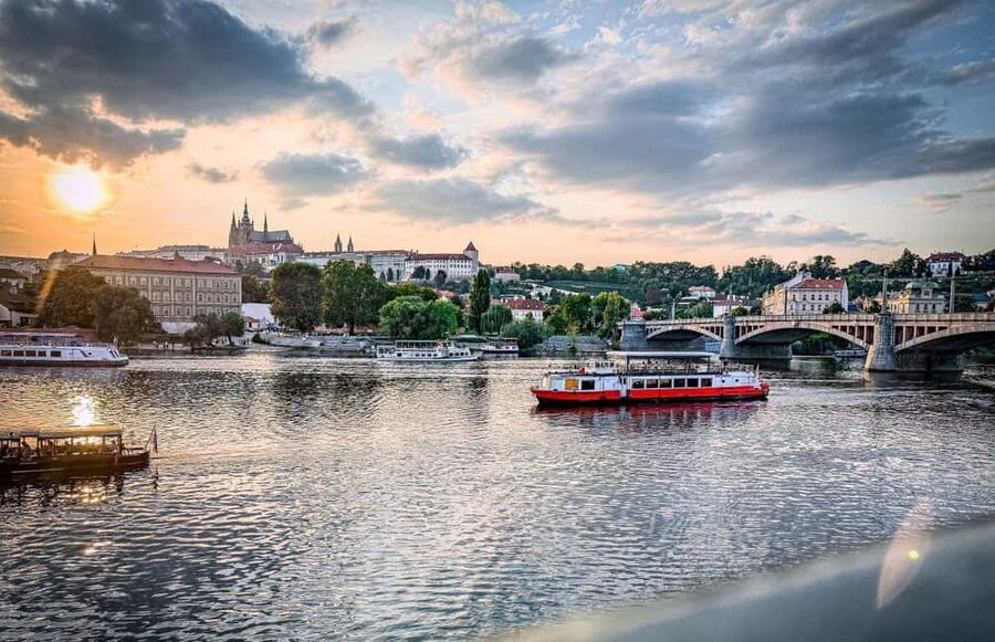 Prague: Lunch Cruise on the Vltava with 3-Course Menu - Why a Vltava lunch cruise works in Prague’s busiest moments