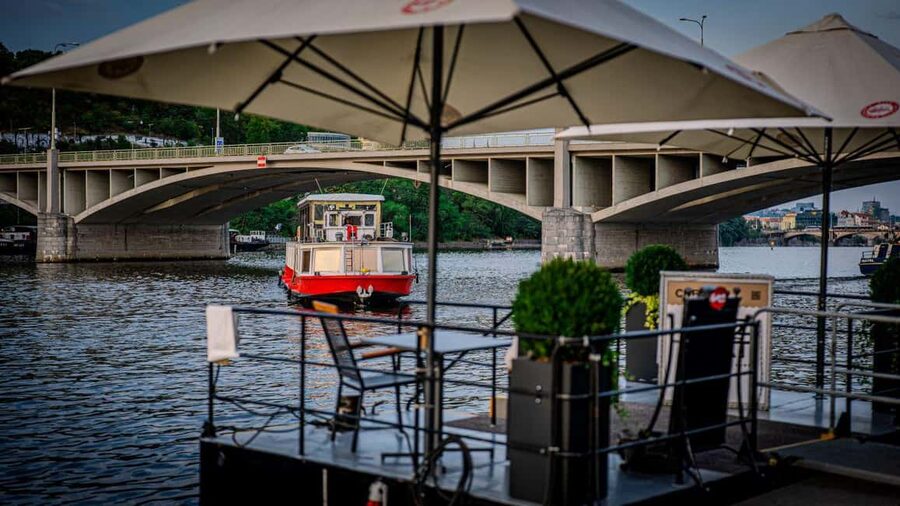 Prague: Lunch Cruise on the Vltava with 3-Course Menu - Tips to get the best views (without turning it into a project)