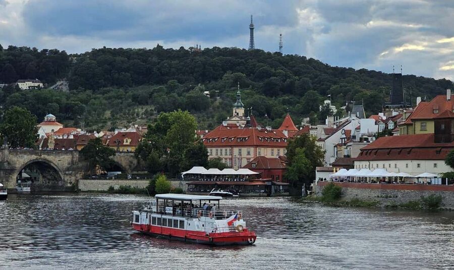 Prague: Lunch Cruise on the Vltava with 3-Course Menu - Getting on board at Nástupiště 18 (Terminál 18 Albatros)