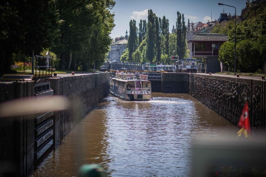 Prague: Lunch Cruise on Vltava River with open Buffet - Drinks not included: how to plan without getting surprised