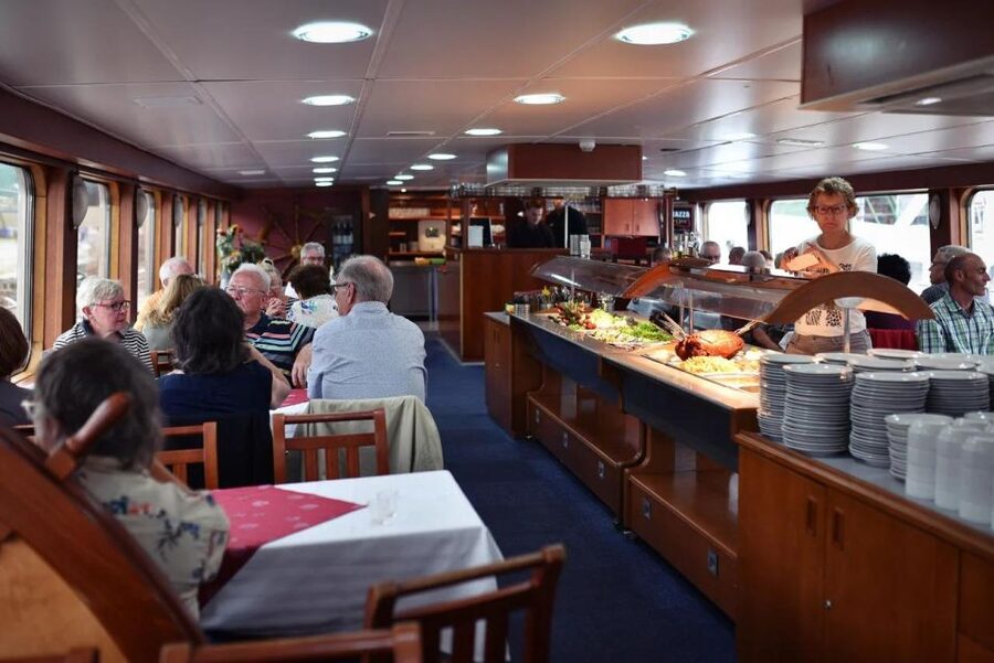 Prague: Lunch Cruise on Vltava River with open Buffet - Charles Bridge: seeing Prague’s icon from water level