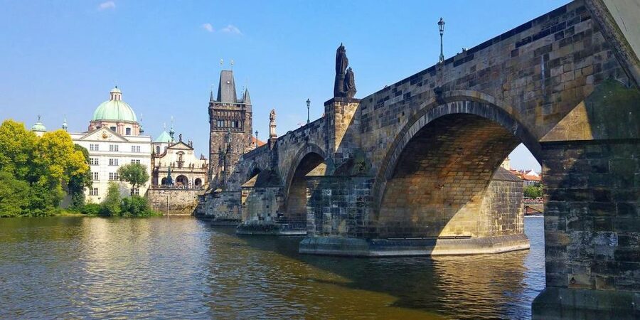 Prague: Lunch Cruise on Vltava River with open Buffet - Prague Castle area and Lesser Town: the viewpoints you’ll want to linger on
