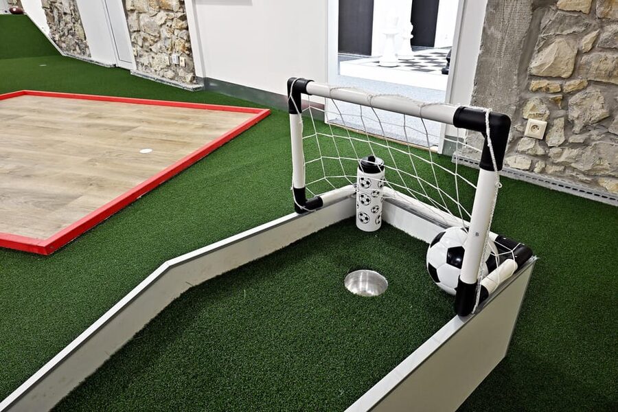 Prague: Mazemania Miniature Golf Experience - Playing Smart as a Group: How to Make the Most of 18 Holes