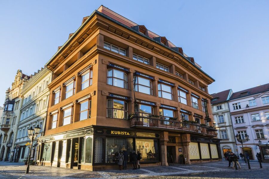 Prague: Old Town and Jewish Quarter 2-Hour Walking Tour - Finding the starting point at Old Town Hall (and why it matters)
