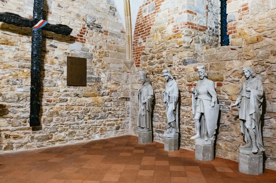 Prague: Old Town, Astronomical Clock and Underground Tour - Charles Bridge: legends, statues, and the easiest way to orient