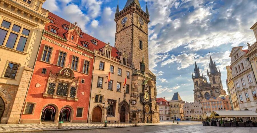 Prague: Old Town, Jewish Quarter & Astro Clock Walking Tour - The 150-minute rhythm: a guided walk that doesn’t waste your time