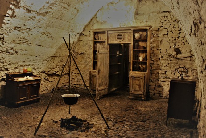Prague Old Town, Medieval Underground and Dungeon Historical Tour - Guide quality makes or breaks the underground