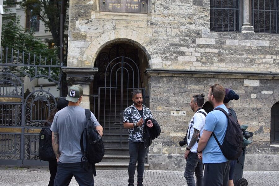 Prague: Old Town, Prague Castle & River Cruise Day Tour - Practical tips for a smooth day starting at Mostecká 4