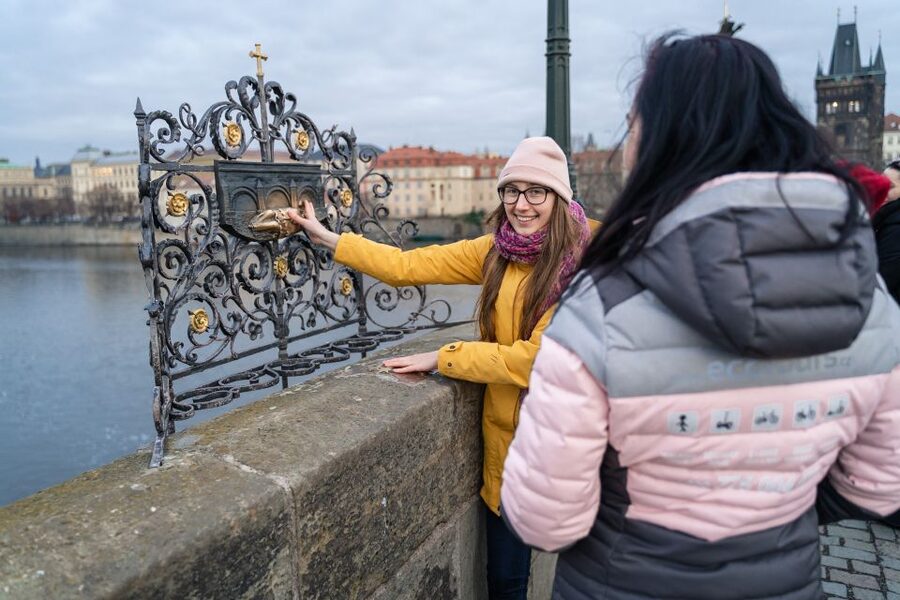 Prague: Old Town Private Walking Tour with Hotel Pickup - Hotel pickup and the 3-hour reality check (2–4 km on foot)