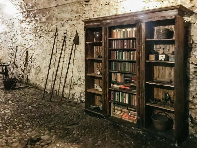 Prague: Oldtown, Medieval Underground & Dungeon History Tour - The dungeon experience and hangman Jan Mydlář