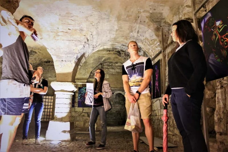 Prague: Oldtown, Medieval Underground & Dungeon History Tour - Meeting point and start: where you go first