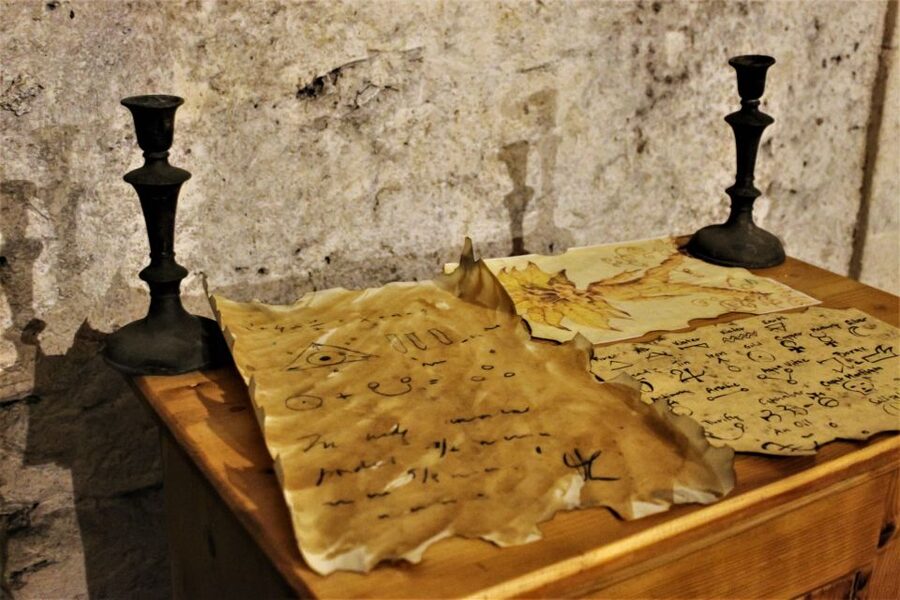 Prague: Oldtown, Medieval Underground & Dungeon History Tour - Who should book this Prague Underground & Dungeon tour