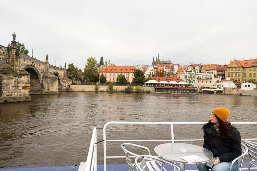 Prague: Panoramic Vltava River Cruise - Audio guide setup: Wi‑Fi, QR codes, and why headphones help