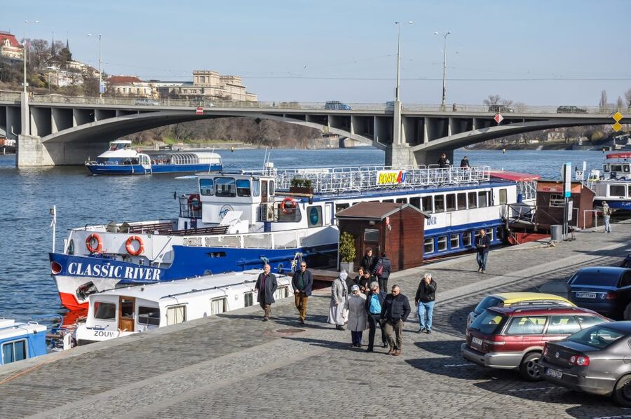 Prague: Panoramic Vltava River Cruise - Čech’s Bridge to the Prague Giant Metronome: starting with motion and scale