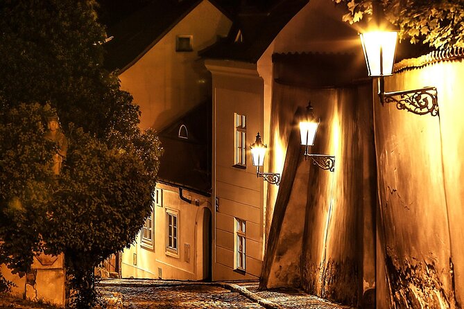 Prague Photoshoot for Couples, Betrothed, Family & Friends - Old Town Stare Mesto Stop: Astronomical Clock Area