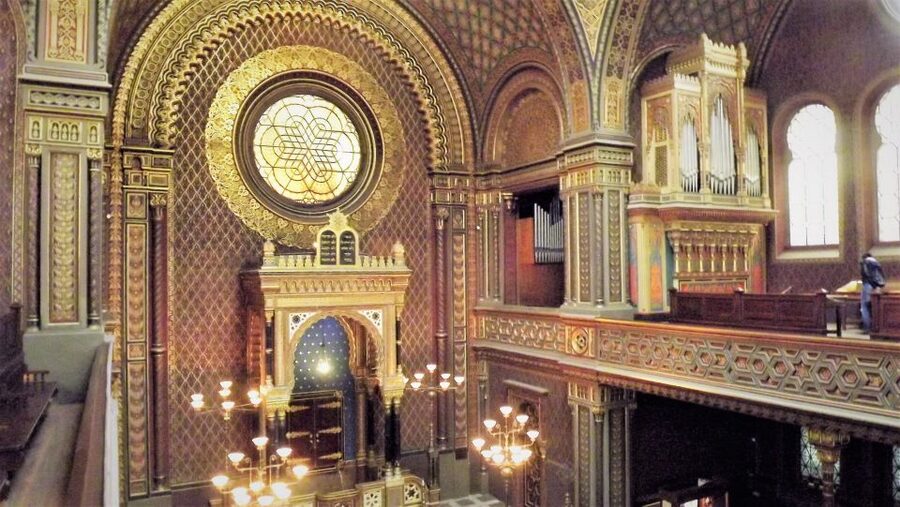 Prague: Prague Castle, Jewish Quarter, Clock Tower Admission - Jewish Quarter Synagogues and the Cemetery: A Serious Cultural Stop Done Right
