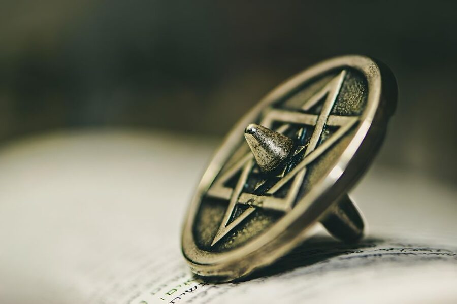 Prague: Prague Synagogues & the Jewish Cemetery Guided Tour - Walking the Jewish Quarter in 150 minutes