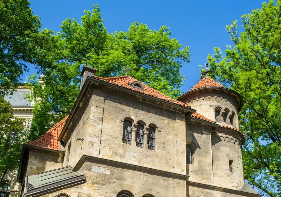 Prague: Prague Synagogues & the Jewish Cemetery Guided Tour - Klausen Synagogue and Old-New Synagogue: the story expands
