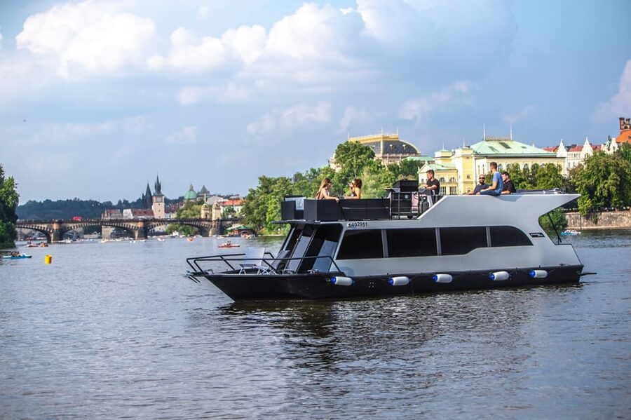 Prague: Private River Cruise with Unlimited Beer or Prosecco - Who this private Vltava cruise is best for