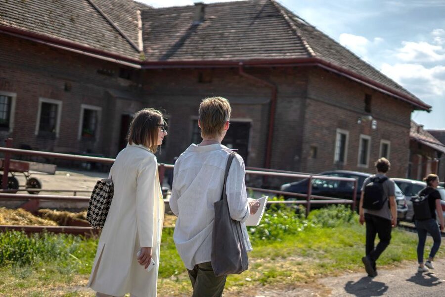Prague: Psychiatric Hospital and Abandoned Cemetery Tour - Getting there smoothly: Kobylisy to Katovická (and an easy fallback)