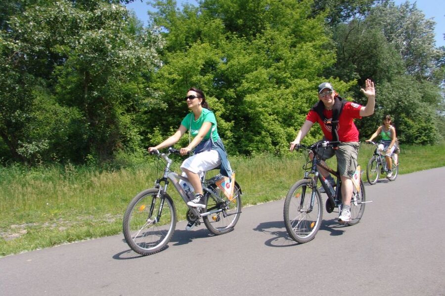 Prague: River & Park Bike Tour to Troja Chateau - Following the Vltava River: the ride that sets the tone