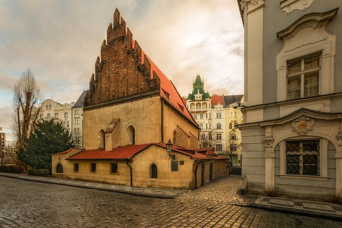 Prague's charming old places tour in Russian language - Old Town Square at 3pm: The Astronomical Clock Moment