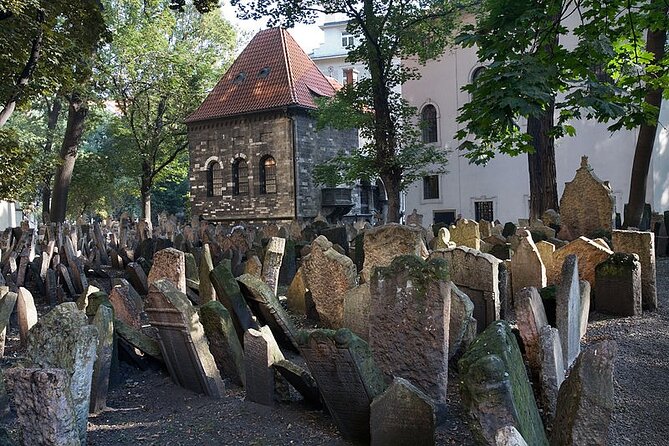 Prague's Jewish Quarter: A Self-Guided Audio Tour - VoiceMap on the ground: how to use the map without losing your day