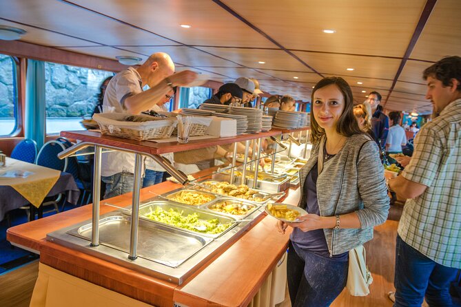 Prague: Sightseeing Boat Cruise with Buffet Dinner - Deck choice: upper deck photos vs. lower deck practicality