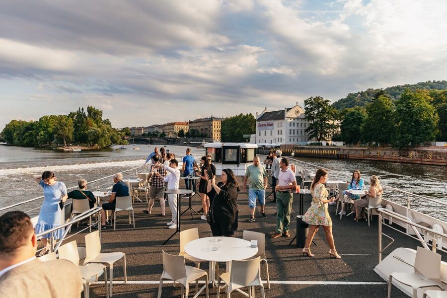 Prague: Sightseeing Dinner Cruise on Open-Top Glass Boat - What You Eat: A Buffet That’s Built for Variety (and Dietary Options)