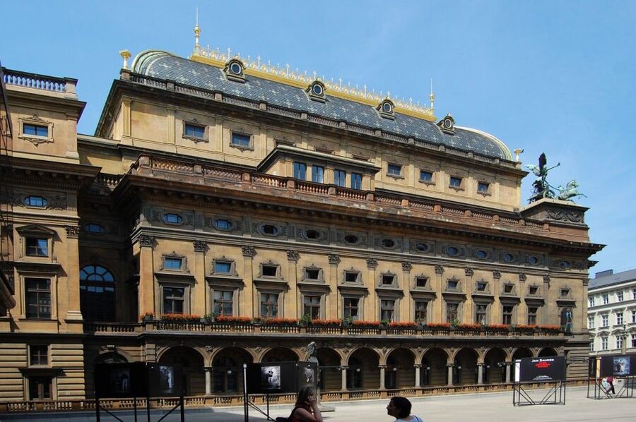 Prague Sightseeing Tour with Lunch - Lunch in a medieval tavern: fuel for the next leg