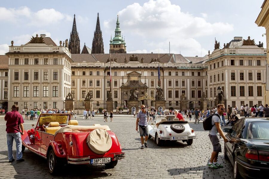 Prague: Skip-the-line Castle Ticket and Optional AudioGuide - St. Vitus Cathedral: The Headliner Moment